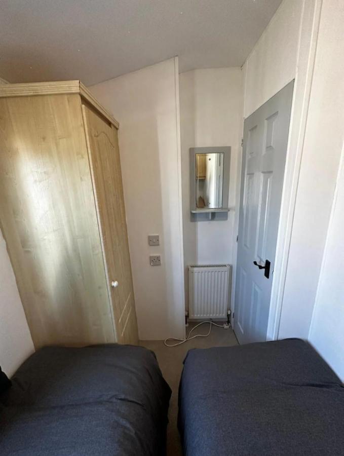 2 Bedroom Caravan With Sea Views Eastchurch Exteriör bild