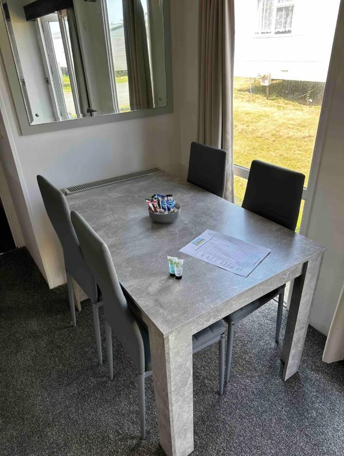 2 Bedroom Caravan With Sea Views Eastchurch Exteriör bild