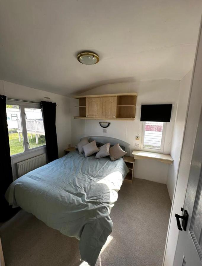 2 Bedroom Caravan With Sea Views Eastchurch Exteriör bild